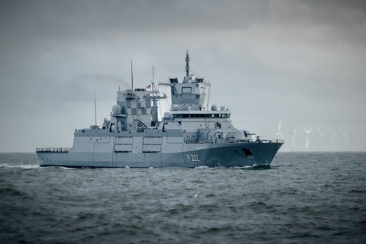 Feierliche Verleihung der Truppenfahnen an die Fregatten der Klasse F125