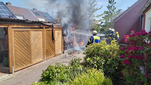 FW Geestland: Vollbrand eines Gartenhauses in Langen - Feuerwehr verhindert Brandausbreitung