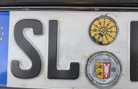 BPOL-FL: Autofahrer flüchtet vor Polizeikontrolle: Kein Führerschein, falsche Kennzeichen