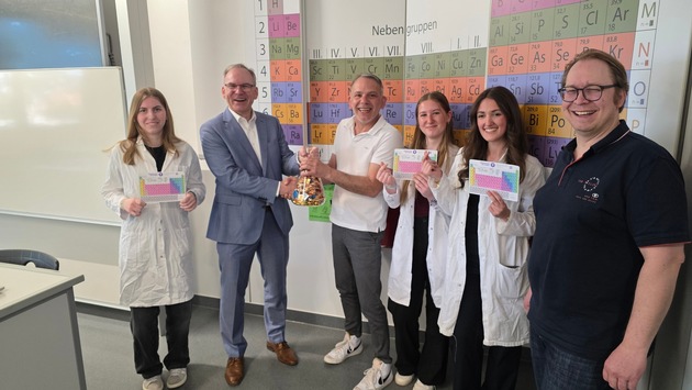 Mehr Durchblick im Labor: Chemie-Fonds fördert neue Messtechnik an der Käthe-Kollwitz-Schule mit 2.500 Euro