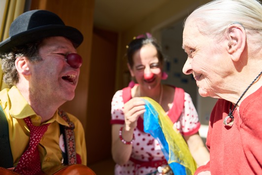 ROTE NASEN Clowns unterstützen Resilienz von Bewohner:innen: Neue Studie über Clowninterventionen in der Langzeitpflege als Prävention