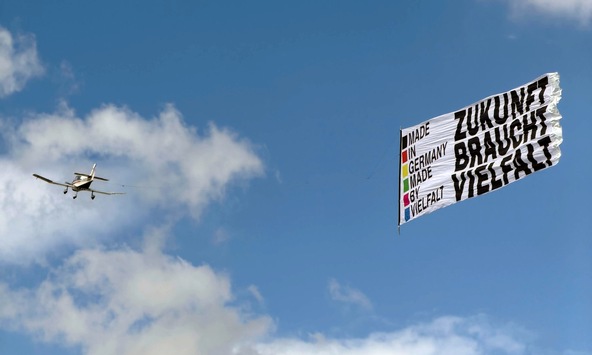 "Zukunft braucht Vielfalt": Klare Botschaft am Himmel über Sachsen-Anhalt / Bannerflug setzt sichtbares Zeichen der Kampagne "Made in Germany - Made by Vielfalt" im Umfeld der Landtagswahlen