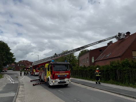 FW-AUR: Große Hitze gestaltet Kaminbrand-Bekämpfung herausfordernd
