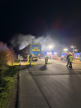 FW Helmstedt: Brand zweier Sattelauflieger