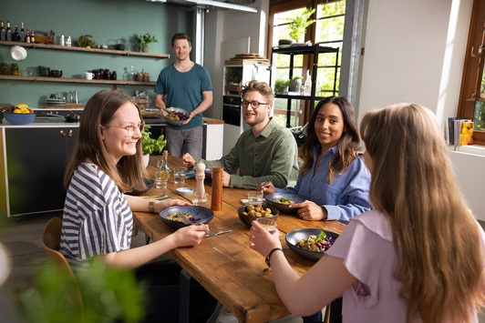 Im Land der Schnellesser: Die Deutschen mögen es sättigend und lecker - und das in maximal 30 Minuten / Repräsentative Bevölkerungsumfrage zum Thema Mittagspause