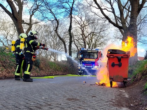 FW-AUR: Abfallbehälter in Flammen