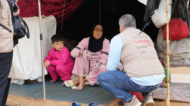 Weltflüchtlingstag: Nachbarländer tragen Hauptlast bei Schutz und Versorgung / Erstmals sinkt die Zahl Geflüchteter weltweit auf 117,8 Millionen