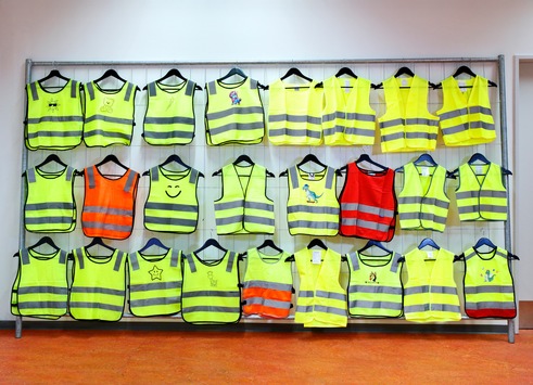 ADAC prüft Kinderwarnwesten: Vorsicht beim Onlinekauf / Mehr als die Hälfte der Westen reflektiert nicht oder zu wenig / ADAC setzt sich für Verkaufsverbot von 13 Produkten ein