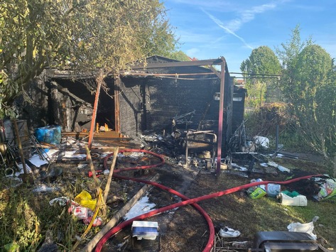 POL-MA: Mannheim-Seckenheim: Brand auf Kleingartenanlage, vier Gartenhäuschen brennen fast völlig nieder