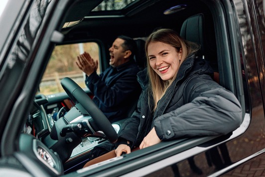 Weihnachtswunder in Hamburg: Junge Familie gewinnt Mercedes G-Klasse und 50.000 Euro