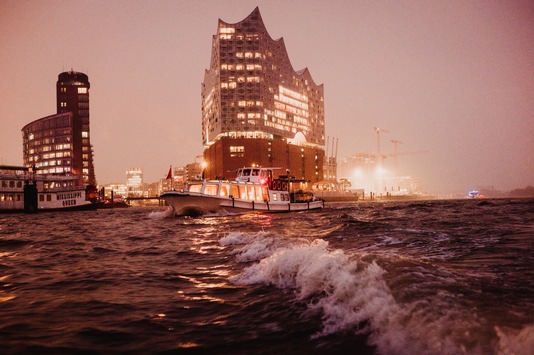 Die Kleinste Kreuzfahrt der Welt von Hamburg ins Alte Land trifft eine der größten Kreuzfahrten der Welt: die Queen Mary II