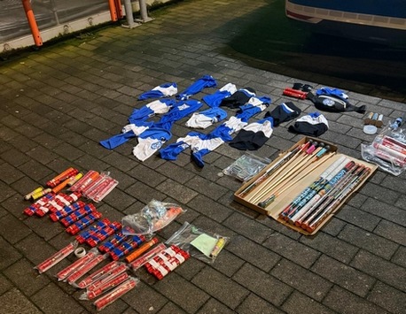 BPOL-FL: Kontrolle Reisebus; Pyrotechnik und Sturmhauben sichergestellt