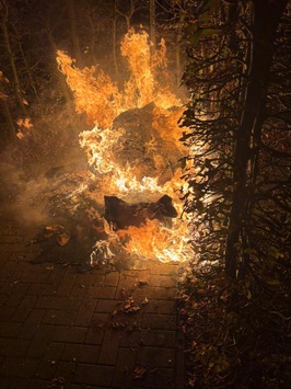 FW Neumünster: Mehrere Mülltonnen brennen in der Neumünsteraner Innenstadt