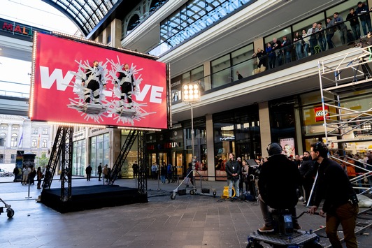 Bestwert! „Joko & Klaas gegen ProSieben“ gewinnt mit 17,5 Prozent Marktanteil die Prime Time, ProSieben lässt Joko & Klaas als lebendes Plakat anbringen