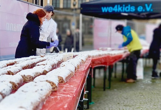 Weltrekord in Dresden: RID-Rekordrichter Olaf Kuchenbecker zertifiziert »längsten Christstollen« der Welt (1.022 Meter)