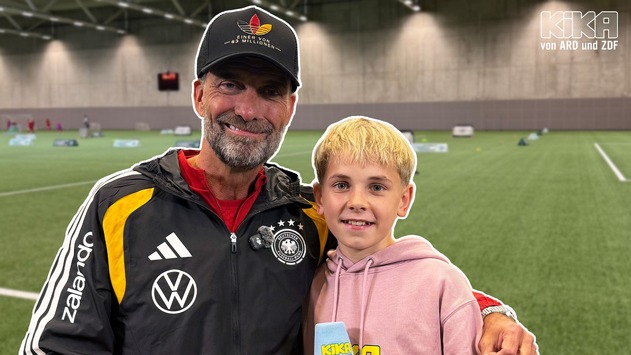 Jürgen Klopp: "Wenn's nach mir geht, zwei Stunden Sport am Tag!" / KiKA-Kinder-Kommentator Charlie (14) interviewt Bundestrainer