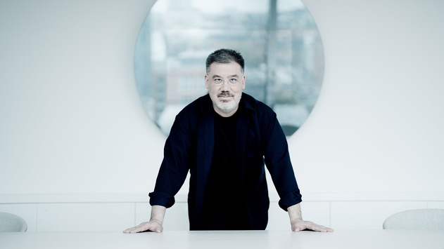 Alan Gilbert bleibt bis 2029 Chefdirigent des NDR Elbphilharmonie Orchesters