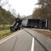 POL-PDPS: Erlenbach bei Dahn: Sattelschlepper kippt um - L 490 voll gesperrt Umgestürzter LKW